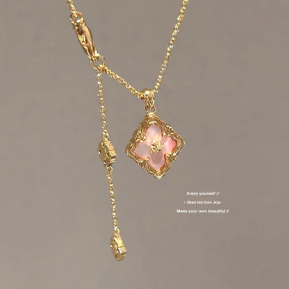 Regal Clover Motif Necklace