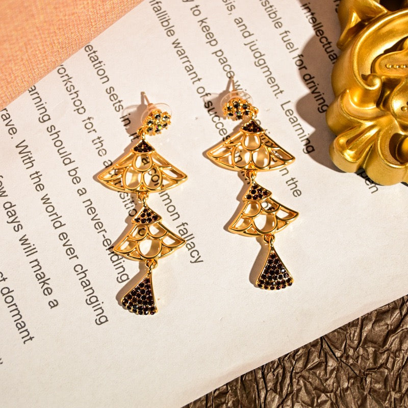 Vintage openwork gold fan-shaped fishtail earrings