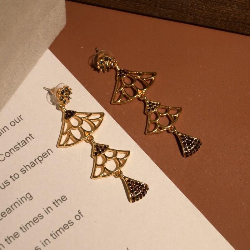 Vintage openwork gold fan-shaped fishtail earrings