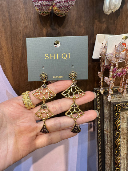 Vintage openwork gold fan-shaped fishtail earrings